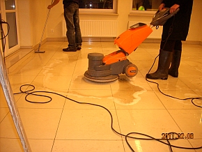 ALTOP - sprzątanie lokalu, czyszczenie podłogi szorowarką jednotarczową Taski